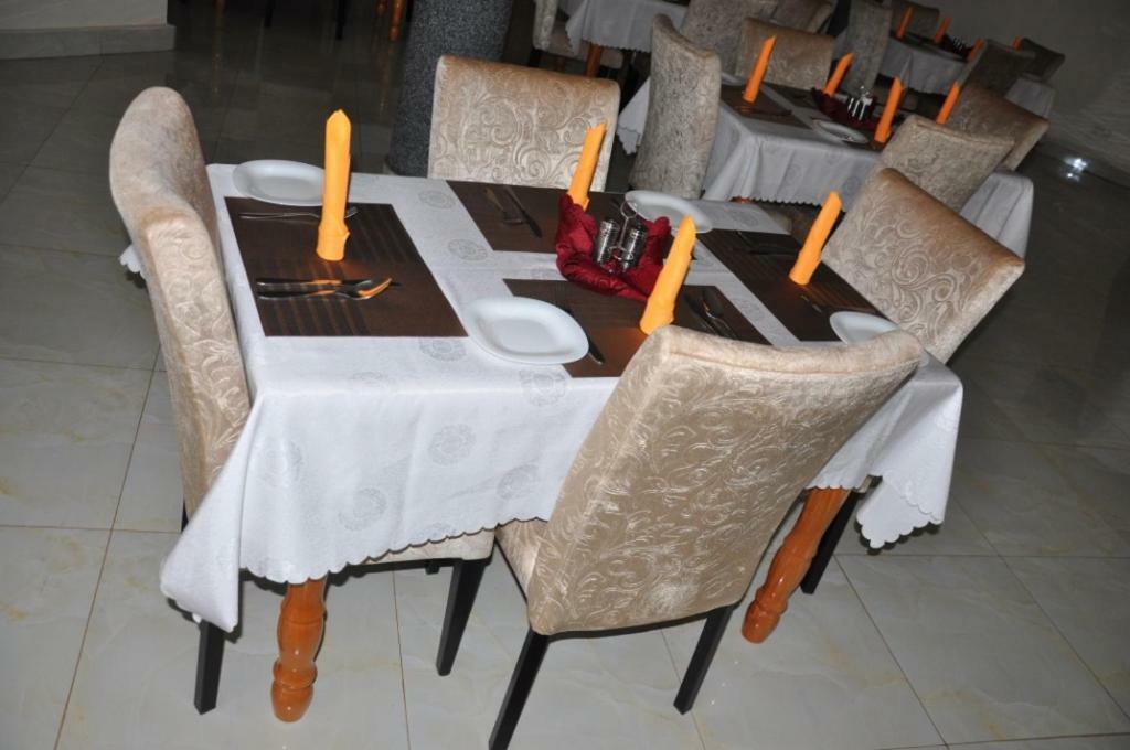 Eka Hoima Hotel Dış mekan fotoğraf